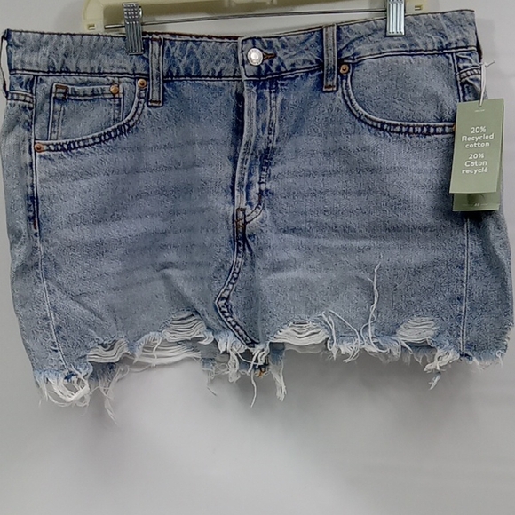 H&M Dresses & Skirts - H&M &Denim Frayed Hem Mini-Skirt Size L NWT